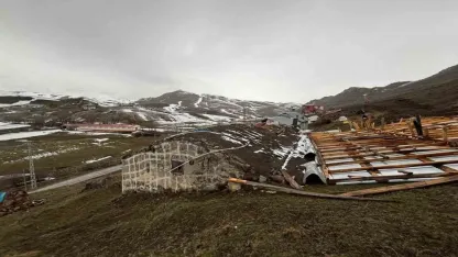 Şiddetli rüzgar çatıları uçurdu