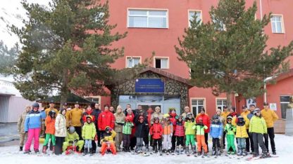 Erzurum Palandöken’de sevgiye uzanan jandarma eli