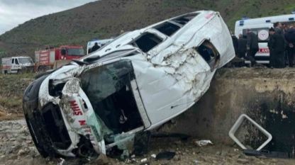 Muş'ta yolcu minibüsü kaza yaptı; Faciadan dönüldü