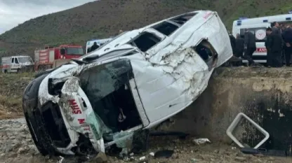 Muş'ta yolcu minibüsü kaza yaptı; Faciadan dönüldü