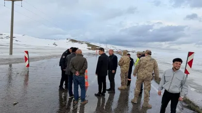 Erzurum Karayazı’da gölet taştı, yol ulaşıma kapatıldı