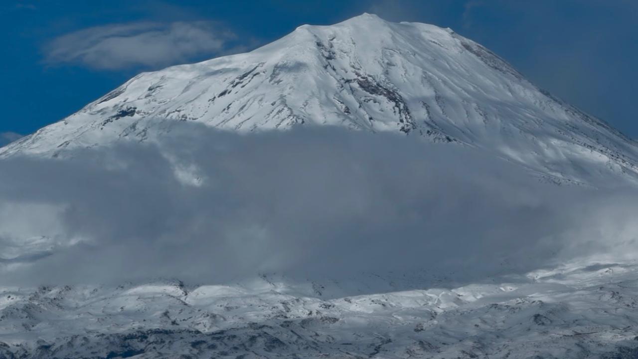 Ağrı Dağı baharda da beyaz örtüsünü koruyor