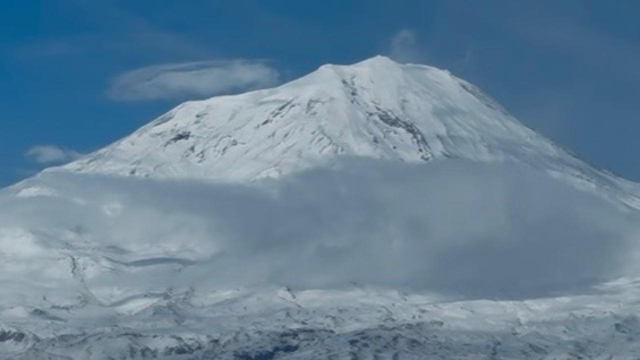 Ağrı Dağı baharda da beyaz örtüsünü koruyor