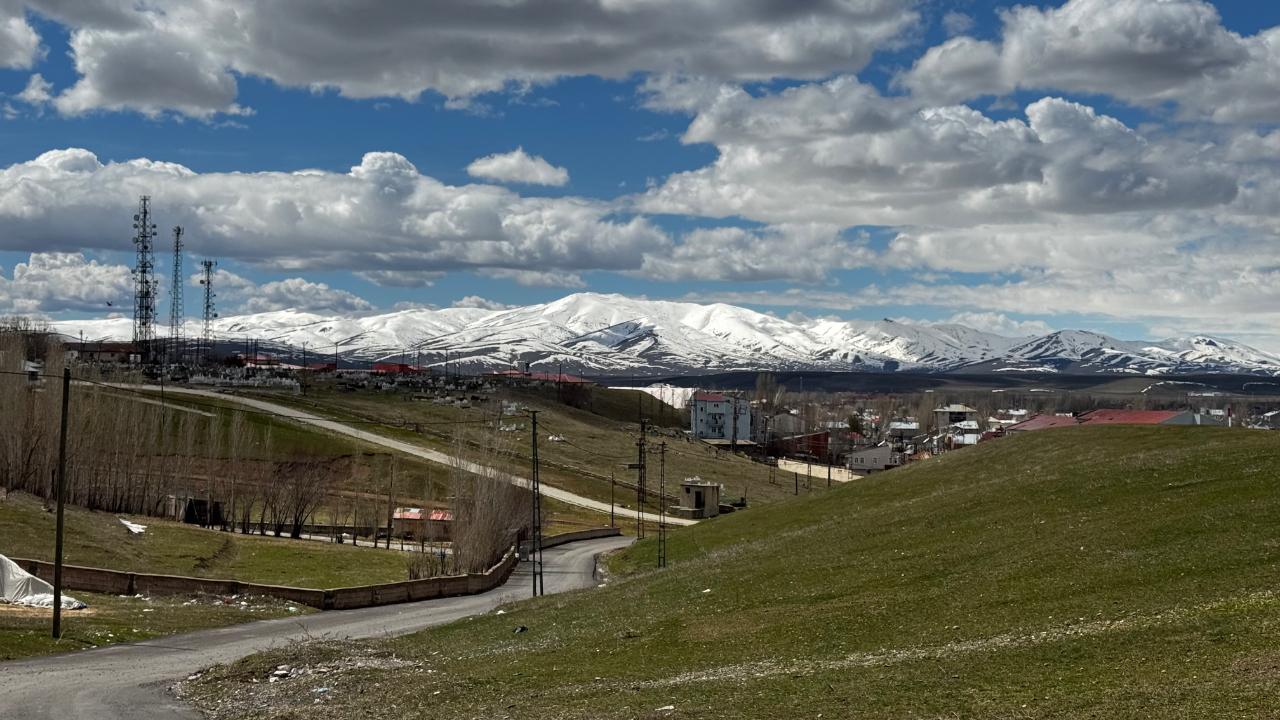 Ağrı dağlarında kar, kırsalda bahar yaşanıyor