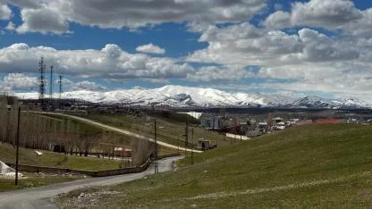 Ağrı dağlarında kar, kırsalda bahar yaşanıyor