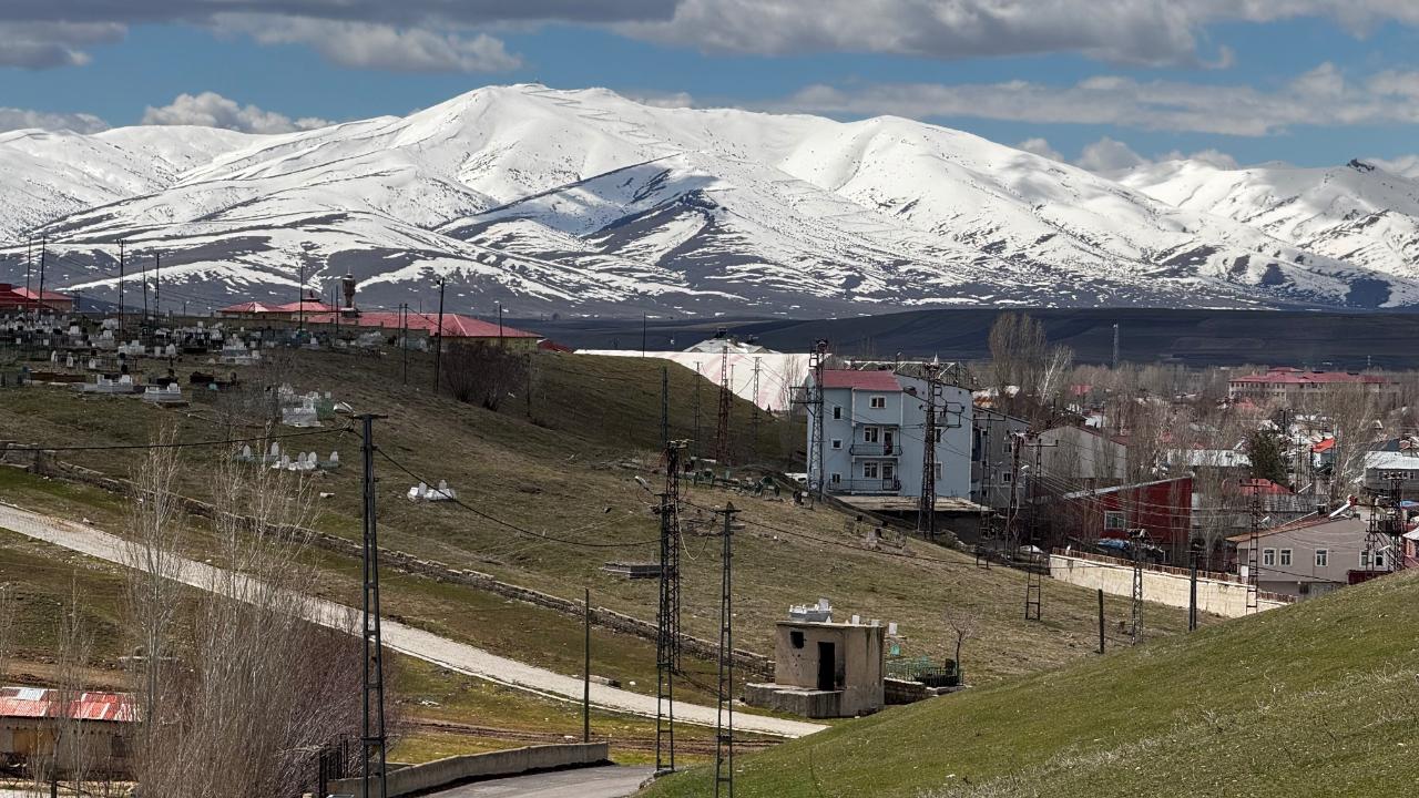 Ağrı dağlarında kar, kırsalda bahar yaşanıyor