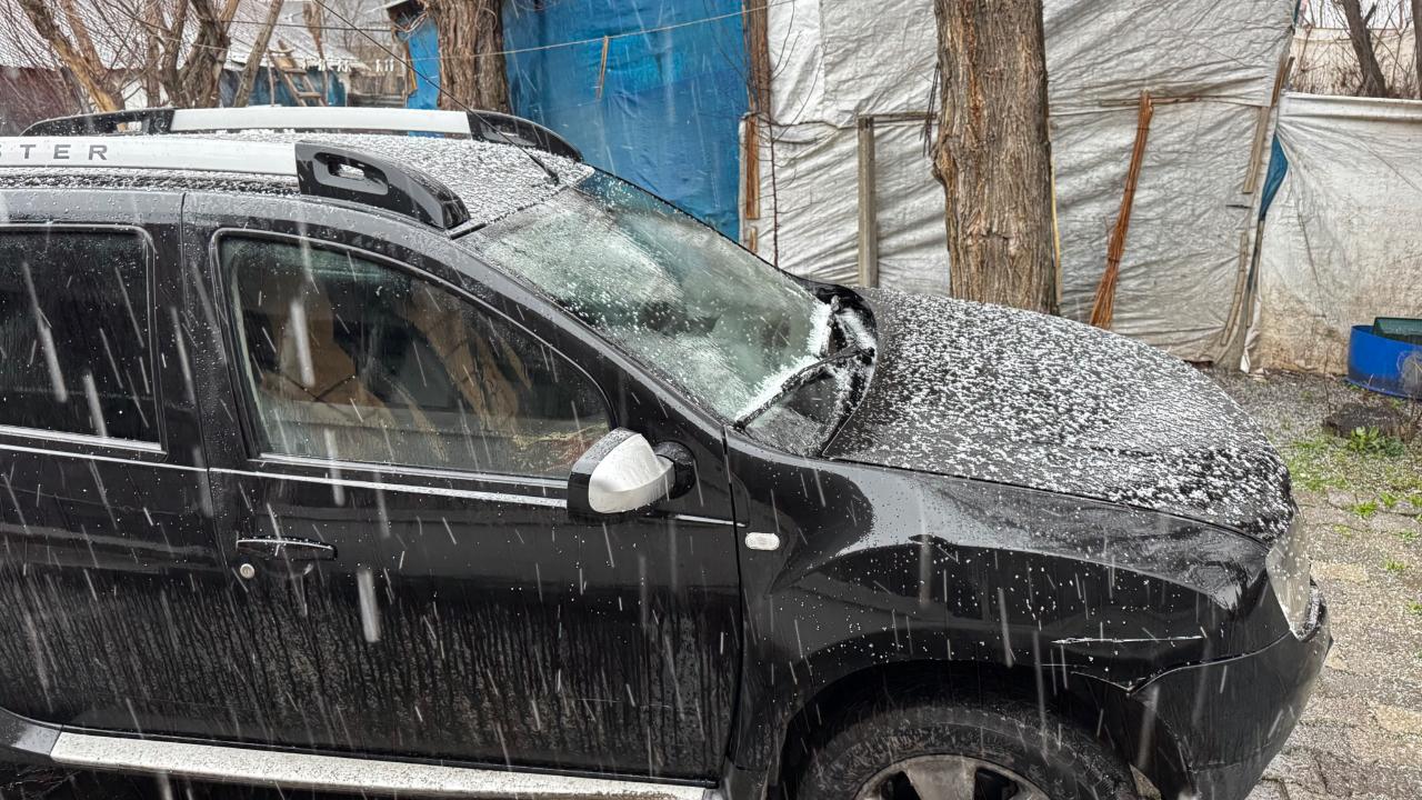 Ağrı dolu yağışıyla beyaza büründü (Videolu haber)