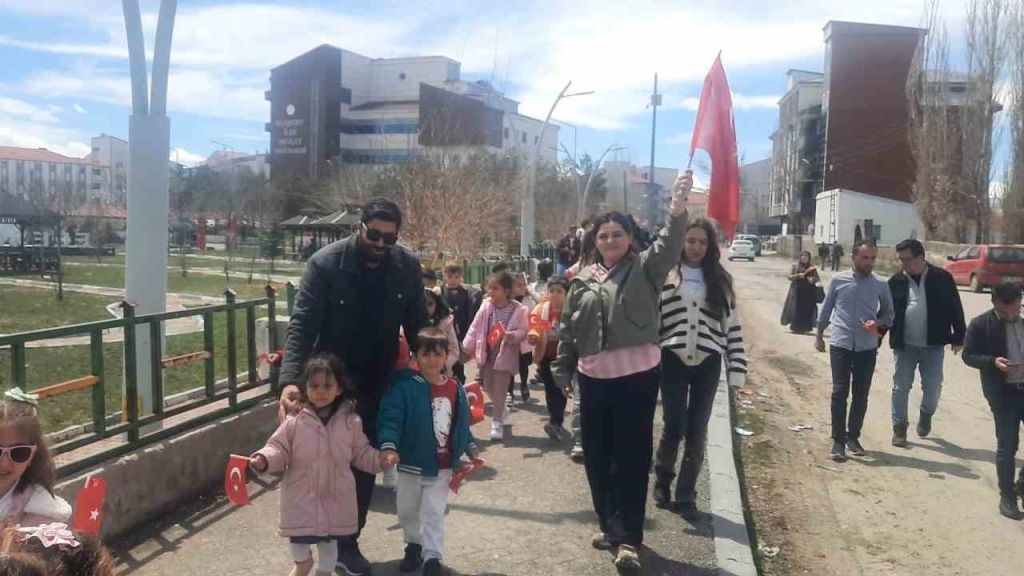 Ağrı Eleşkirt’te çocuklar ilk bayramlarını aileleriyle okulda kutladılar