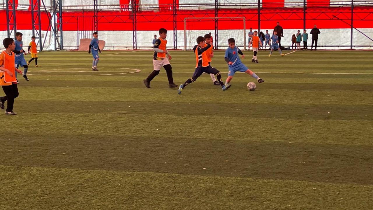 Ağrı’da 23 Nisan etkinlikleri kapsamında “Minikler Futbol Turnuvası” başladı