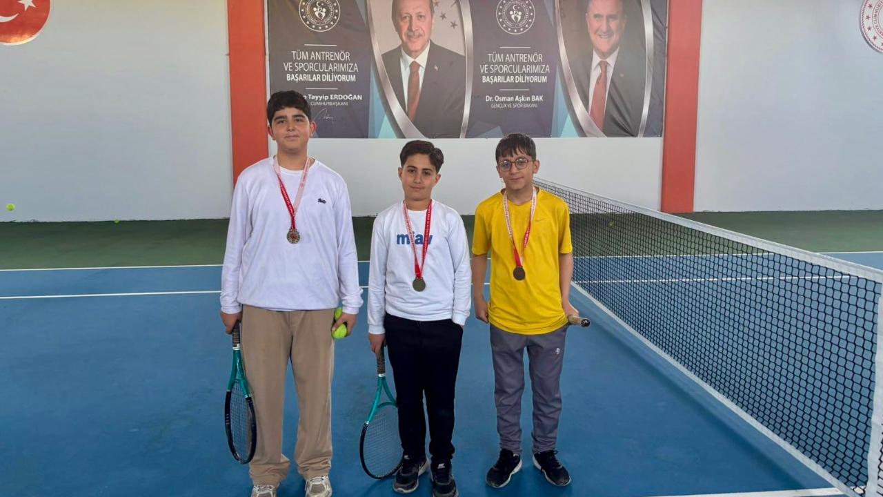 Ağrı’da 23 Nisan’a özel tenis turnuvası tamamlandı