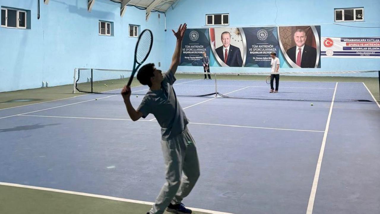 Ağrı’da 23 Nisan’a özel tenis turnuvası tamamlandı