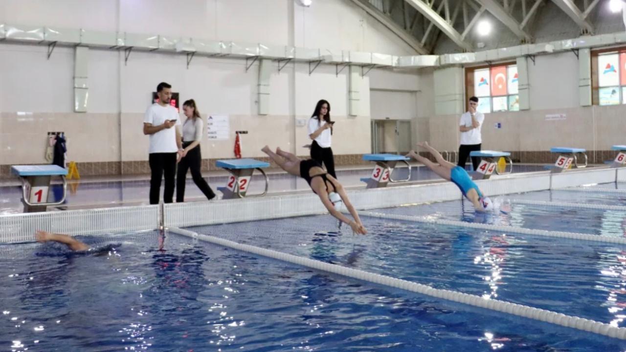 Ağrı’da 23 Nisan’a özel yüzme yarışması düzenlendi