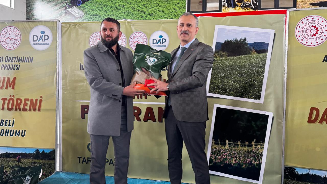 (Videolu Haber) Ağrı’da 440 üreticiye 44 ton sertifikalı yonca tohumu dağıtıldı
