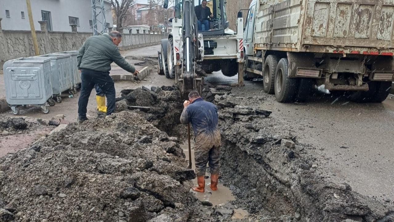 Ağrı’da biriken sulara karşı ekipler sahada