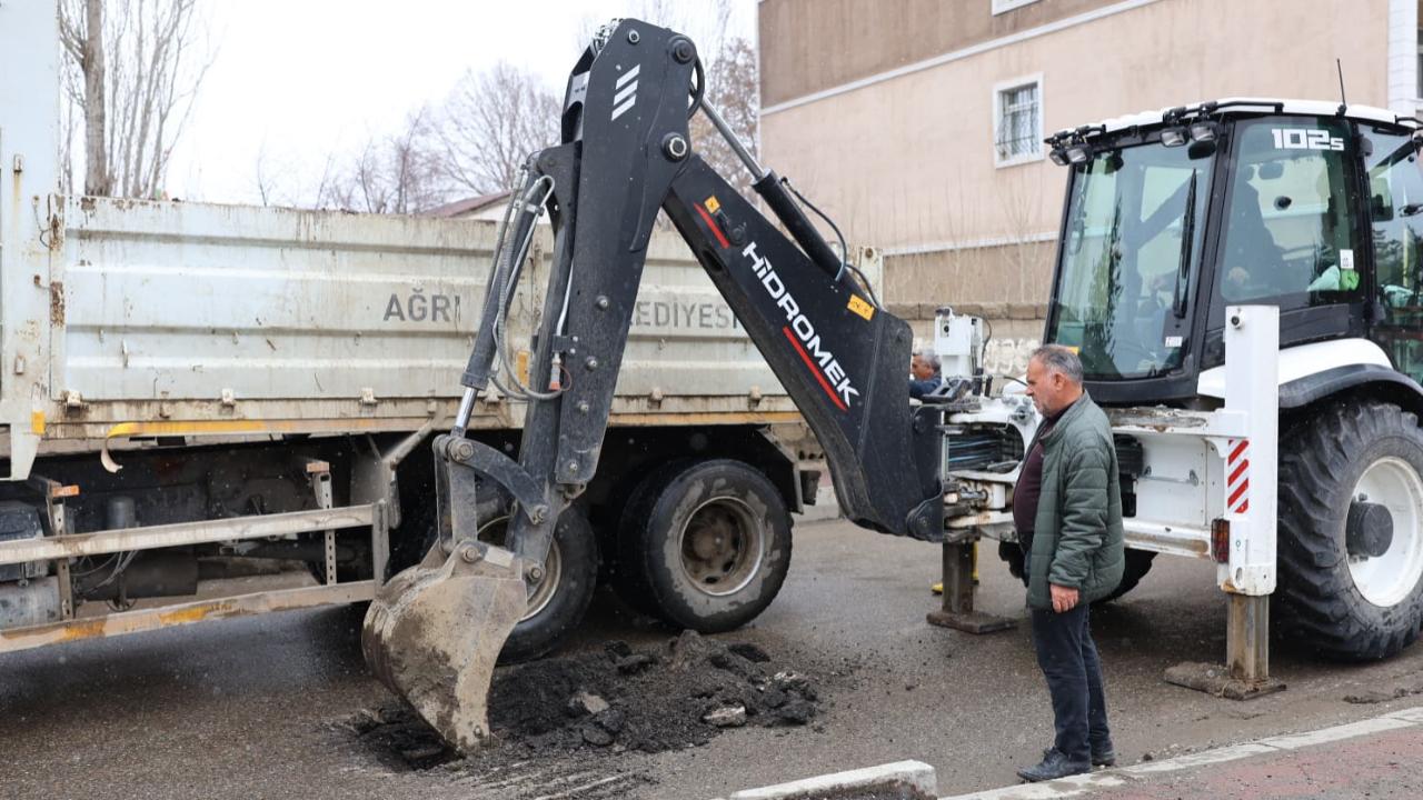 Ağrı’da biriken sulara karşı ekipler sahada