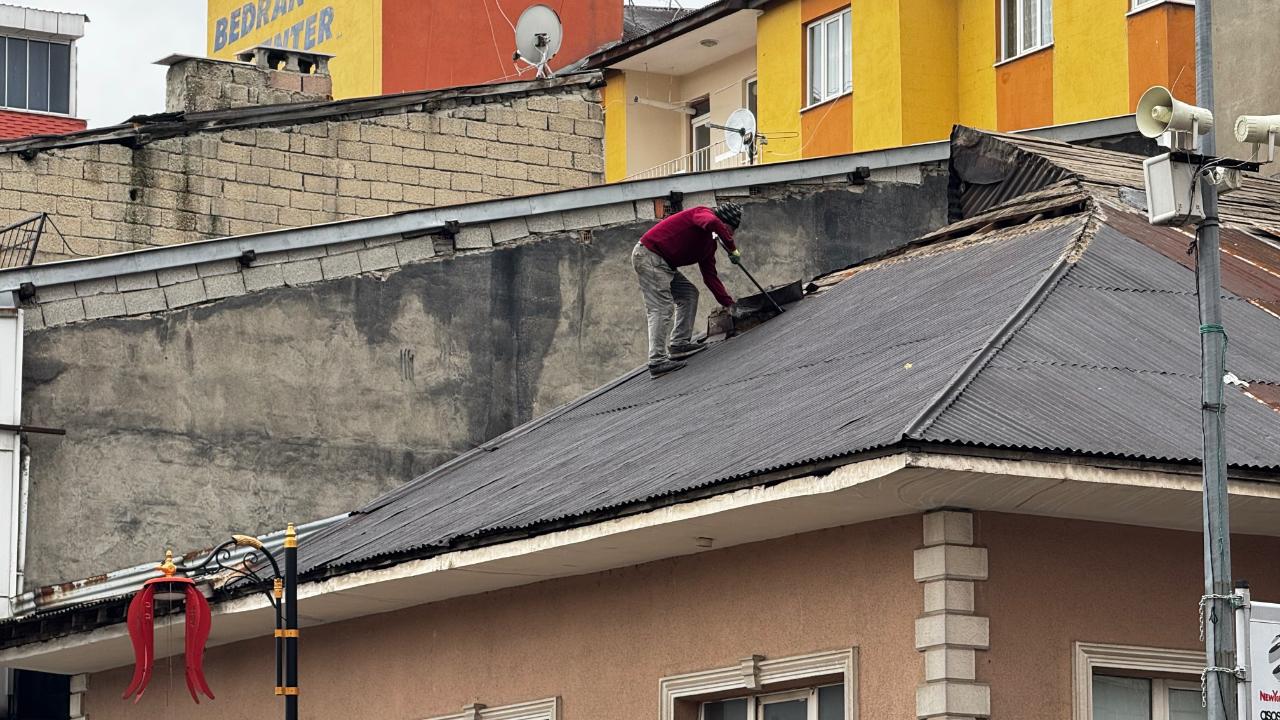 Ağrı’da çatı tadilatında tehlikeli çalışma