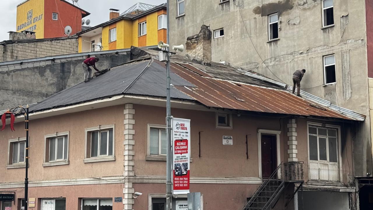 Ağrı’da çatı tadilatında tehlikeli çalışma