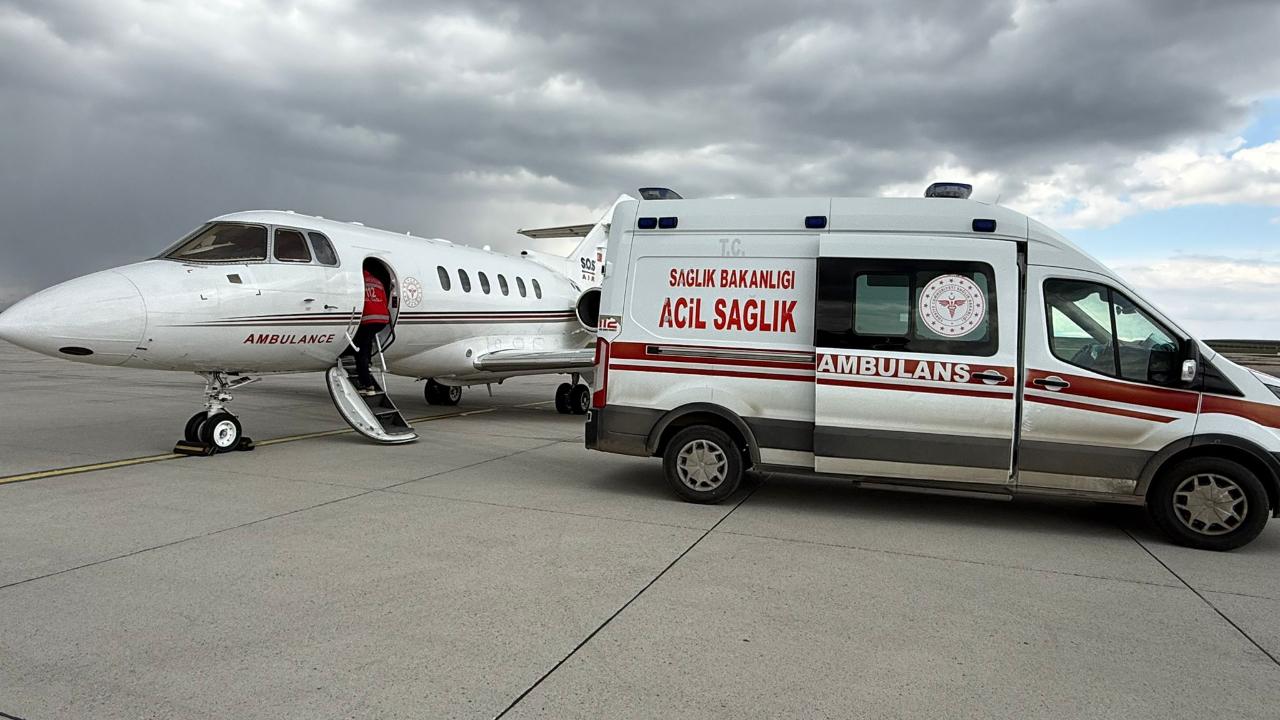 Ağrı’da dünyaya gelen bebek, ileri cerrahi için Elazığ’a nakledildi