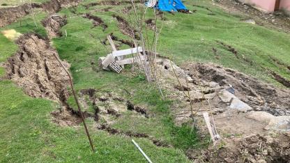 Ağrı’da heyelan meydana geldi, derin yarıklar oluştu