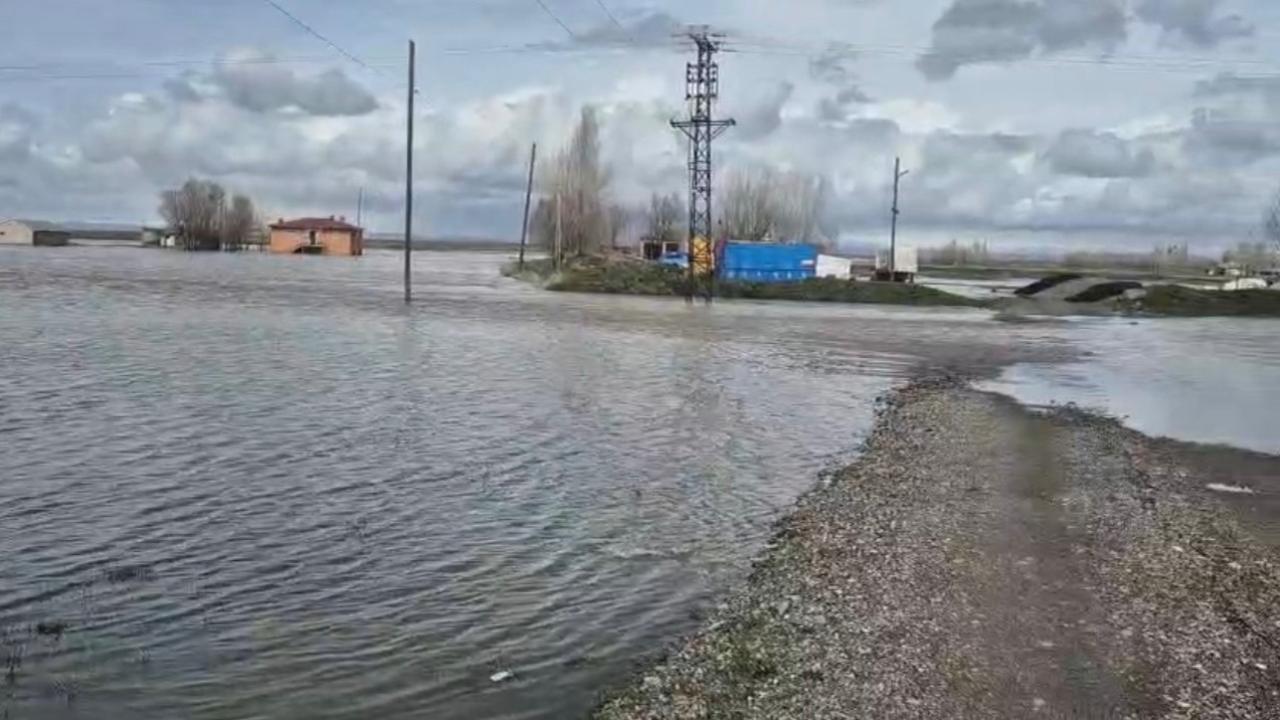 Ağrı’da köy sular altında kaldı (Videolu Haber)