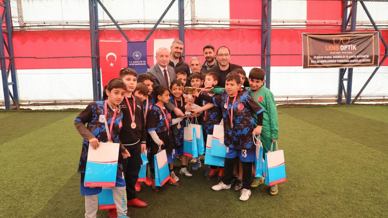 Ağrı’da minik futbolcuların şampiyonu belli oldu