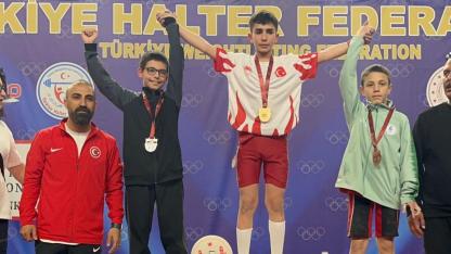 Ağrı’da öğrenci Osman Oğur’dan halterde Türkiye birinciliği