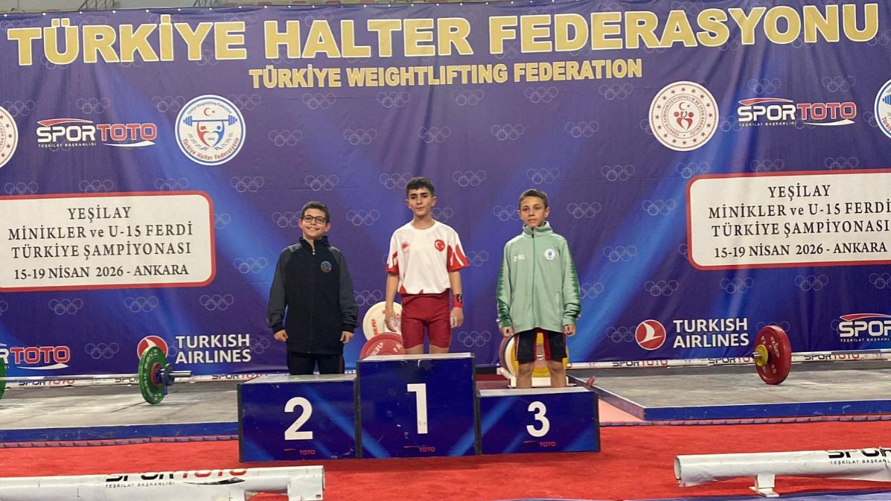 Ağrı’da öğrenci Osman Oğur’dan halterde Türkiye birinciliği