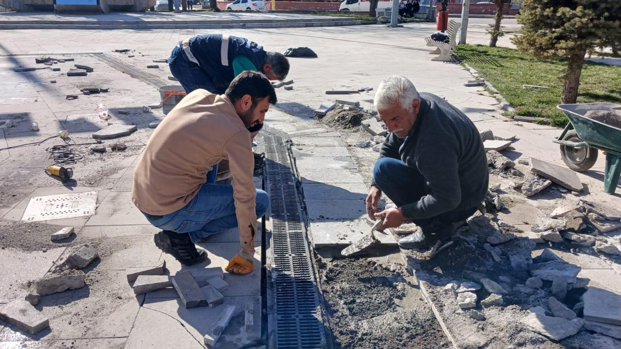 Ağrı’da park ve yeşil alanlarda yoğun mesai