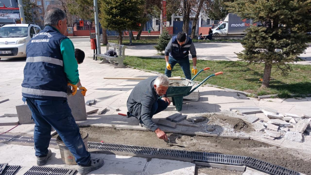 Ağrı’da park ve yeşil alanlarda yoğun mesai