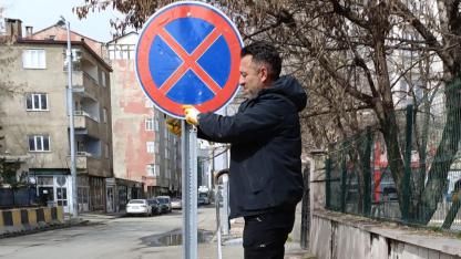 Ağrı’da trafik güvenliği için levhalar yenileniyor