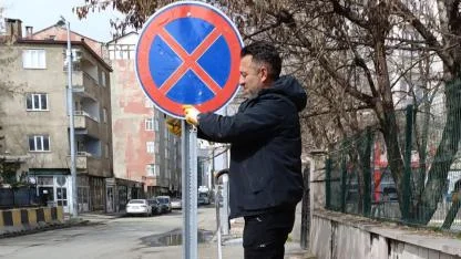 Ağrı’da trafik güvenliği için levhalar yenileniyor