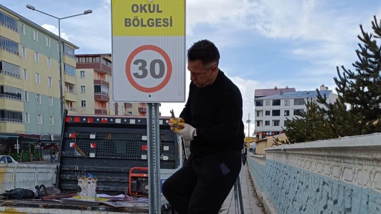 Ağrı’da trafik güvenliği için levhalar yenileniyor