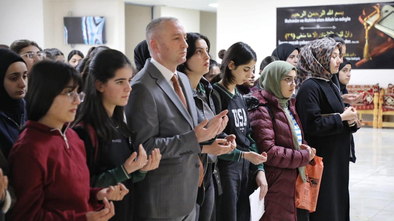 Ağrı’da tüm okullarda, Kahramanmaraş’ta hayatını kaybedenler için anma