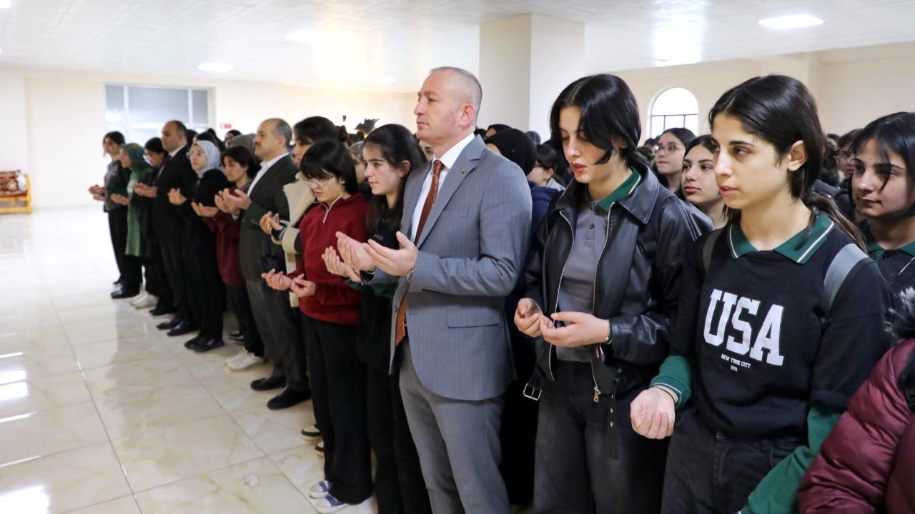 Ağrı’da tüm okullarda, Kahramanmaraş’ta hayatını kaybedenler için anma