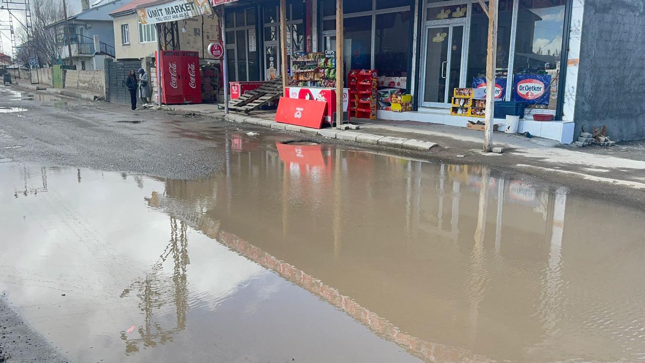 Ağrı’da Yağış Sonrası Yollar Göle Döndü