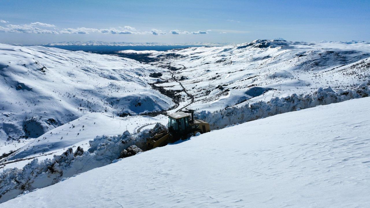 Ağrı’da yüksek rakımda zorlu karla mücadele çalışması