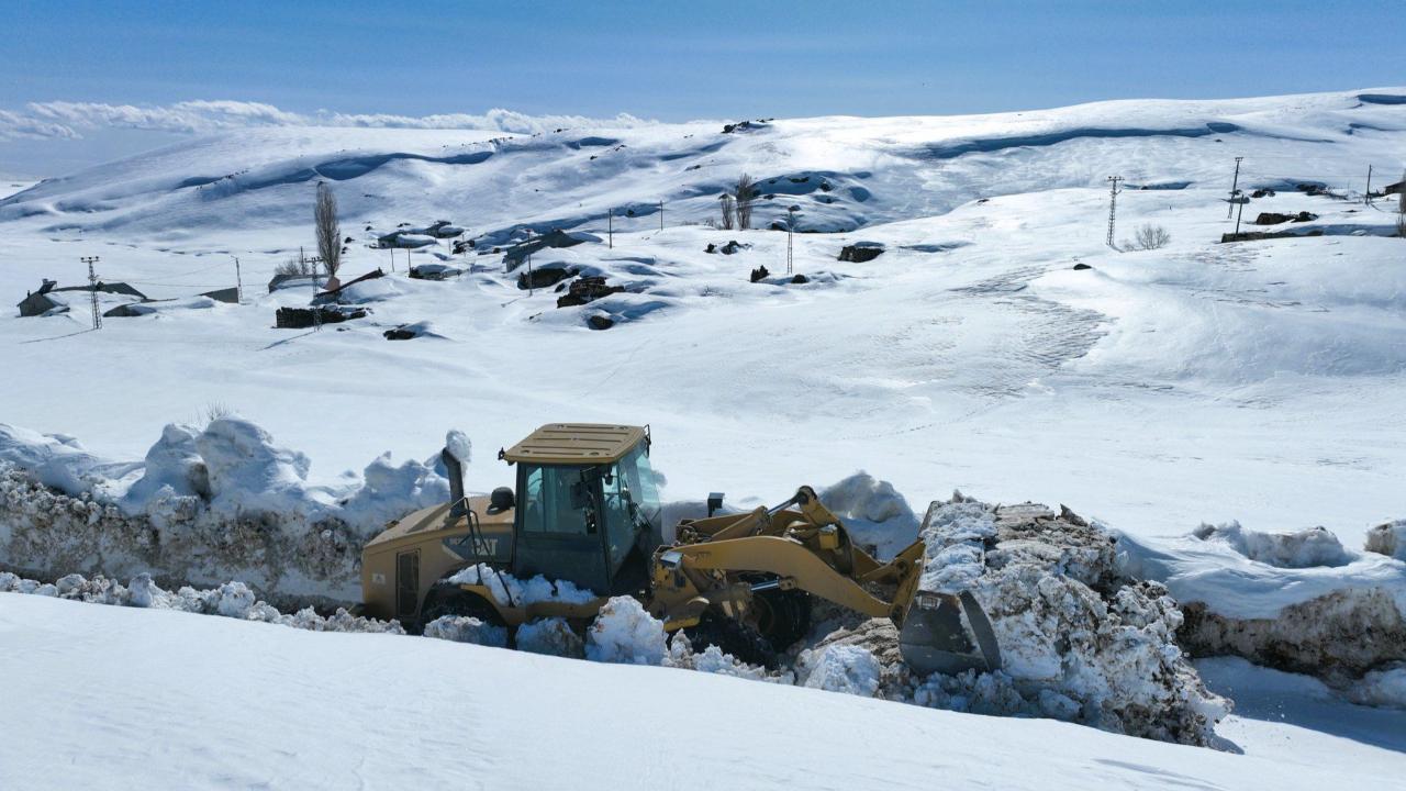 Ağrı’da Yüksek Rakımda Zorlu Karla Mücadele Çalışması