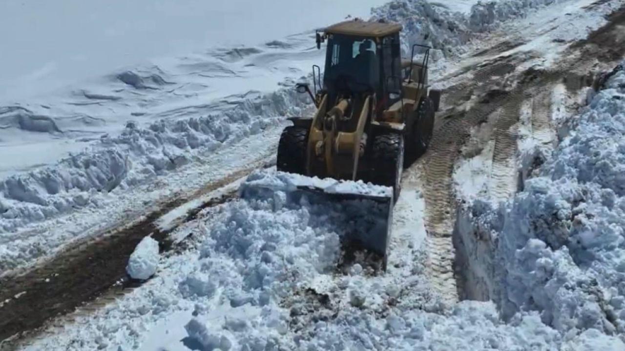 Ağrı’da yüksek rakımlı köylerde karla mücadele aralıksız sürüyor