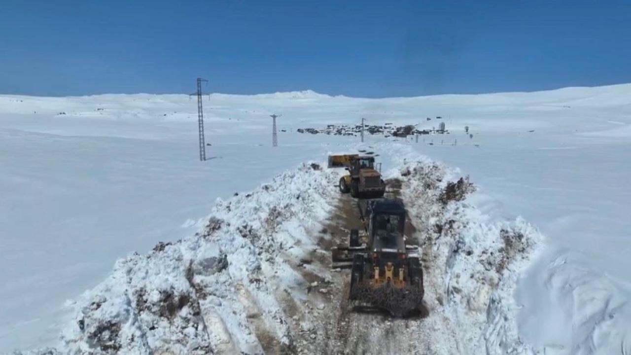 Ağrı’da yüksek rakımlı köylerde karla mücadele aralıksız sürüyor