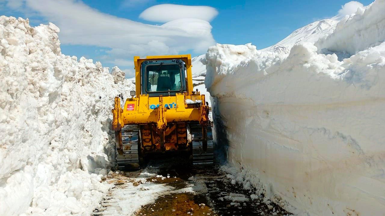 Ağrı’da Yüksek Rakımlı Mezrada Kar Mesaisi