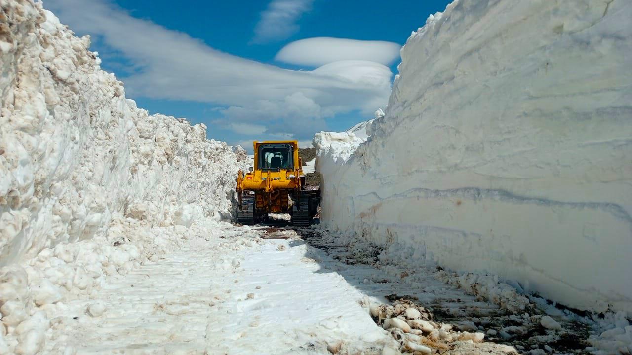 Ağrı’da Yüksek Rakımlı Mezrada Kar Mesaisi