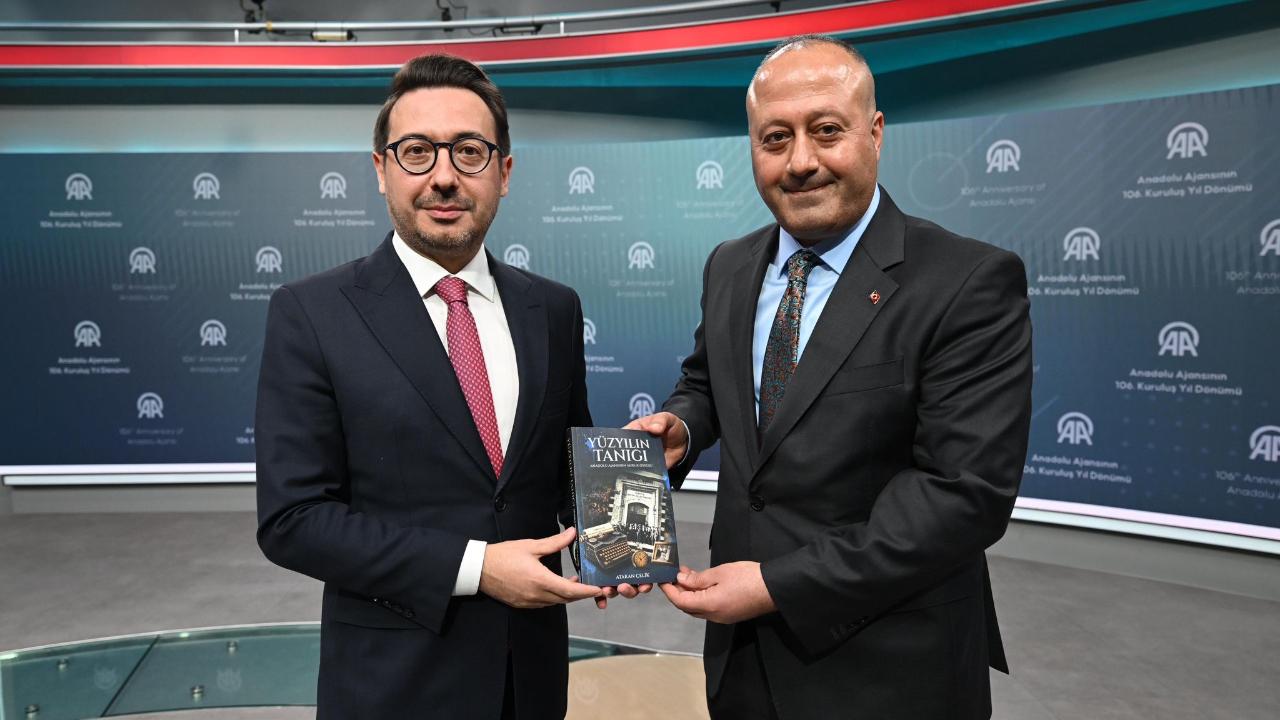 Ağrılı Gazeteci Atakan Çelik, Anadolu Ajansının asırlık öyküsünü kitaplaştırdı (Videolu Haber)