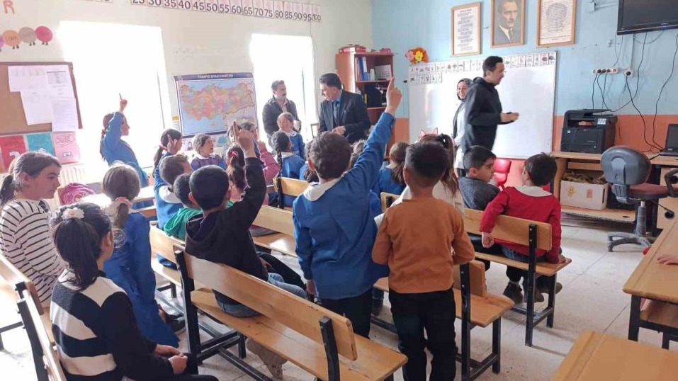 Ağrı'nın Diyadin ilçesinde öğretmene gül mesajı