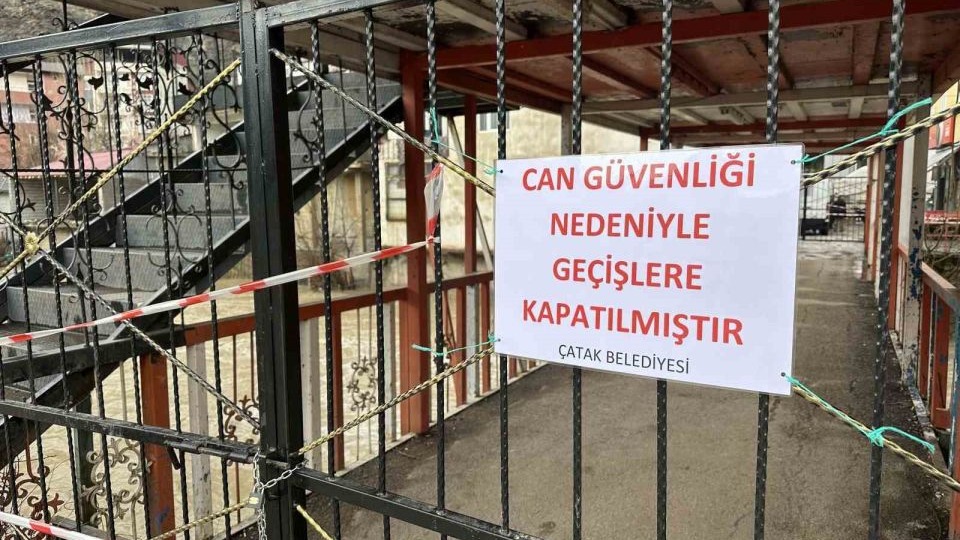 Aşırı yağış nedeniyle köprü ve üstündeki kafe tedbiren kapatıldı