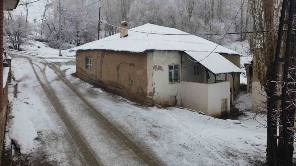 Başkale’de nisan ayında kar yağışı