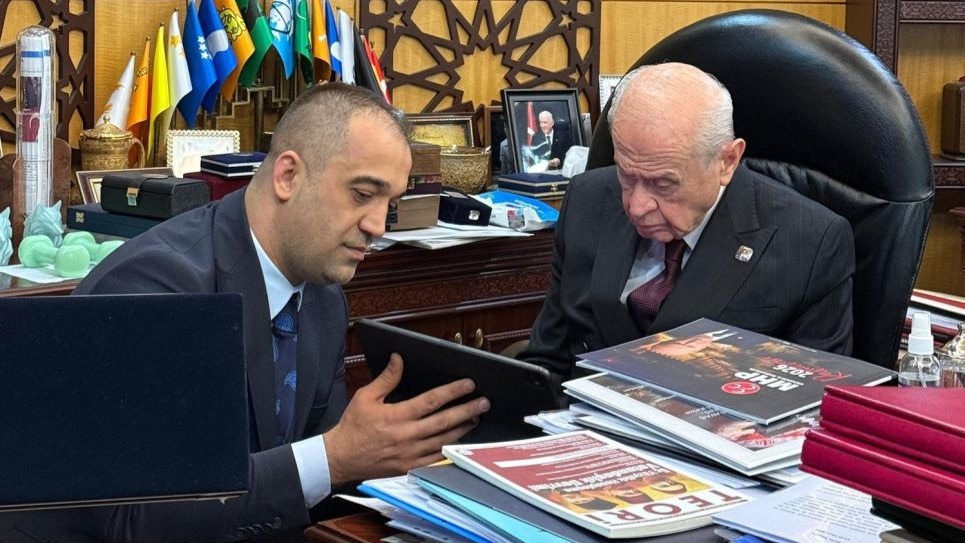 Başkan Yurdagül, Bahçeli’ye Osmanlı döneminden kalma kılıç hediye etti