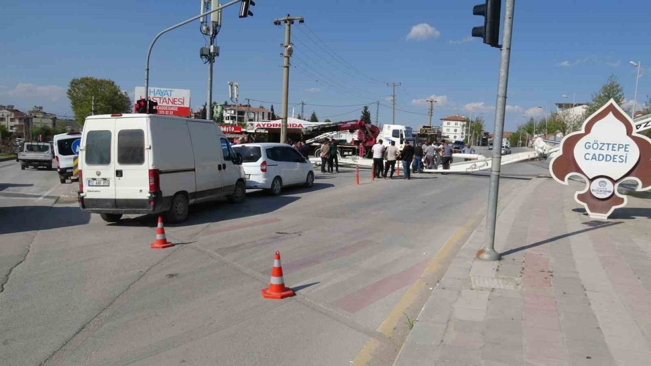 Beton pompası devrildi, faciadan dönüldü