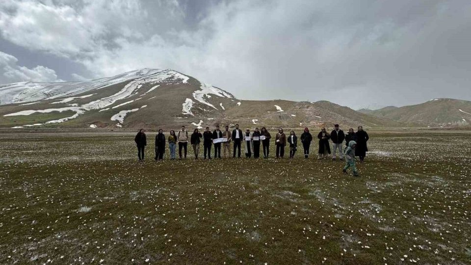 Bitlis Eren Üniversitesi öğrencileri çiğdemler arasında doğa yürüyüşü yaptı