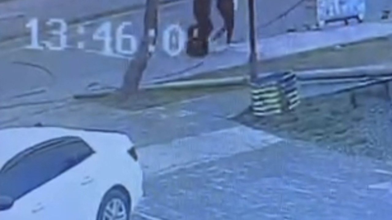 Bitlis Tatvan’da faciadan dönüldü: Telefon direği az kalsın yoldan geçen 2 kişinin üzerine düşecekti