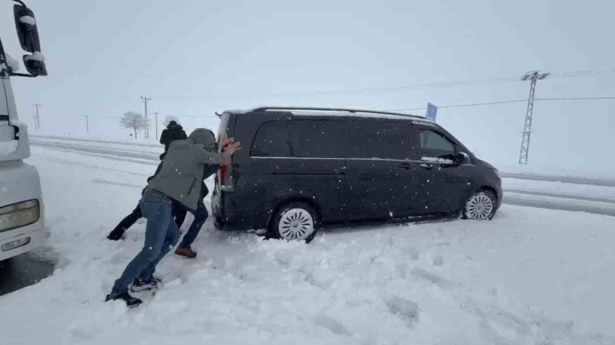 Bitlis'in Tatvan ilçesinde nisan ayında şehir beyaza büründü